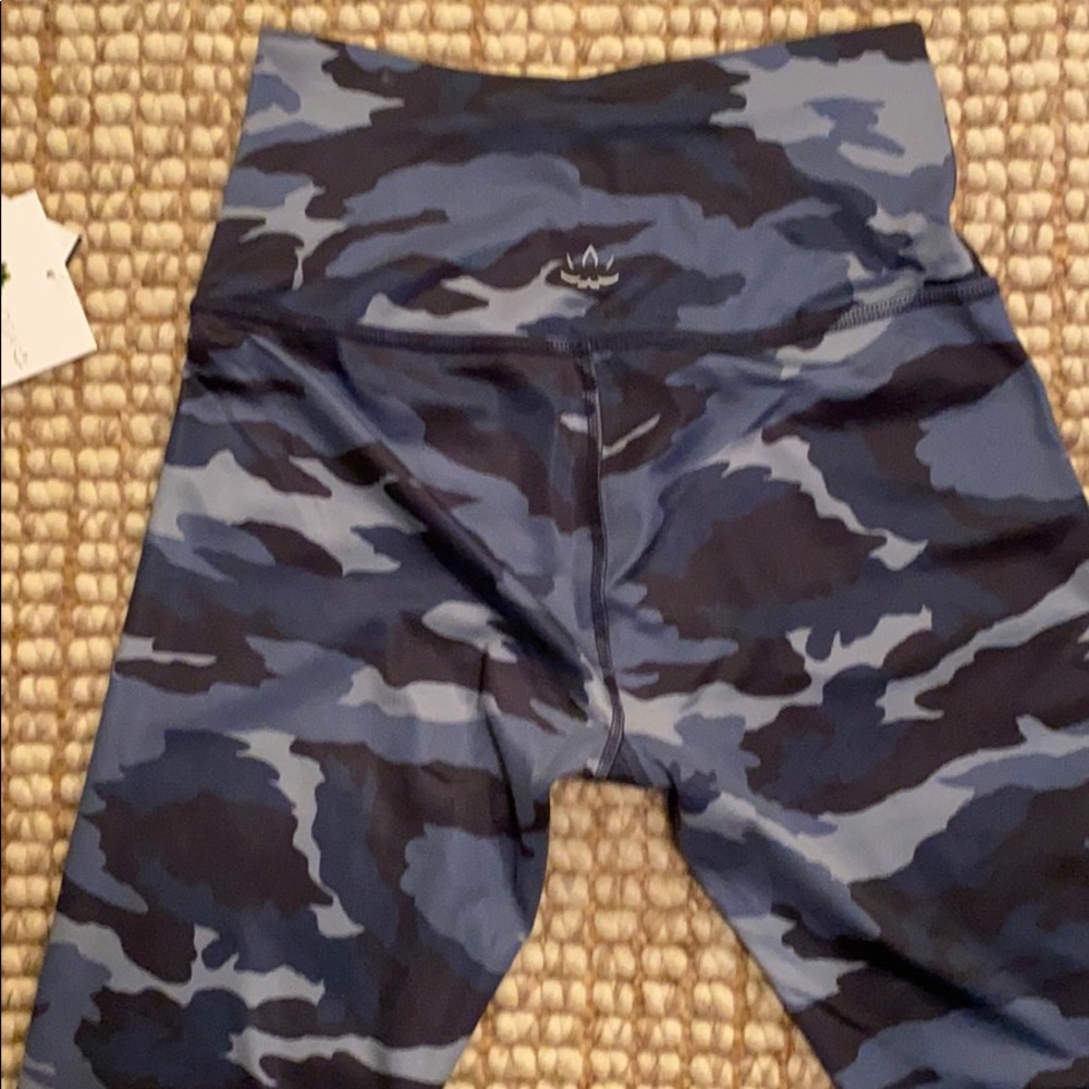 Beyond Yoga High Wasted Leggings Blue Camo - Picture 2 of 2